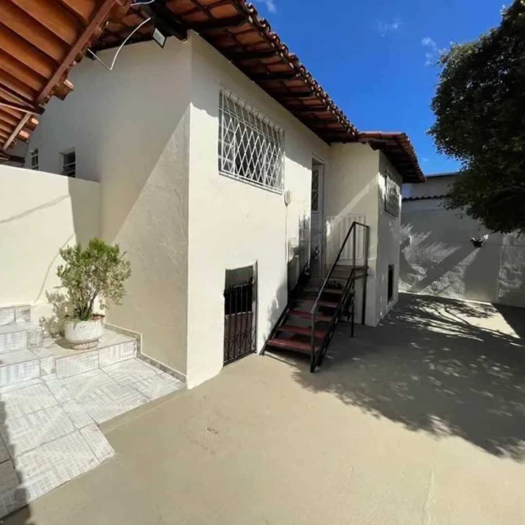 Casa à venda com 4 quartos, 200m² - Foto 2