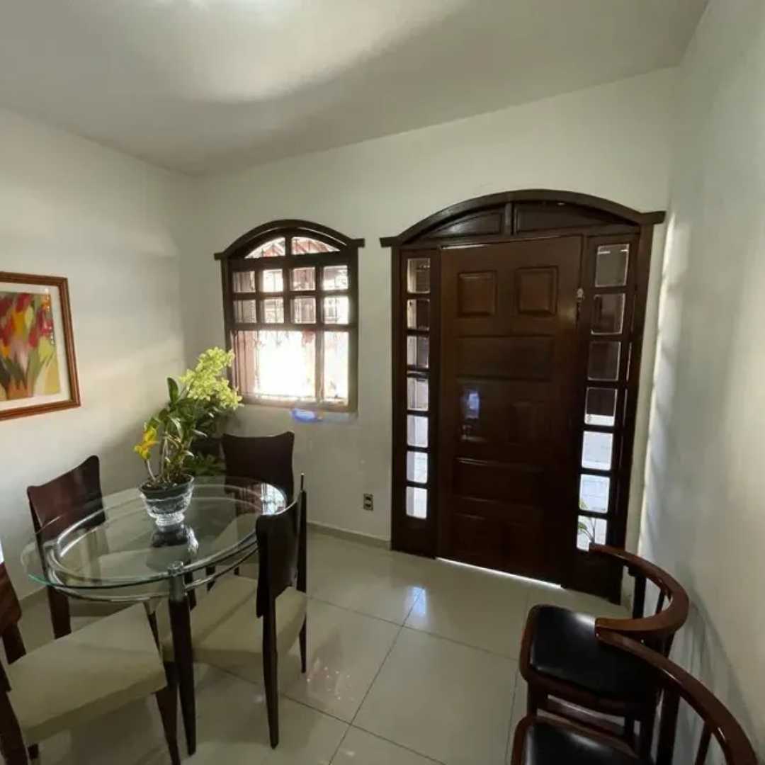 Casa à venda com 4 quartos, 200m² - Foto 1