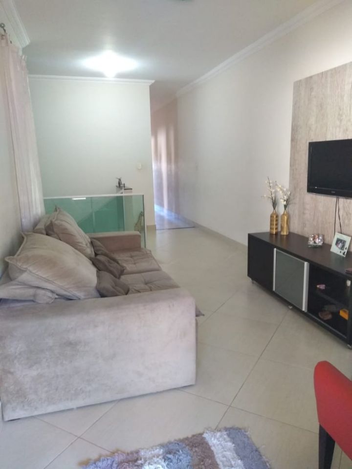 Casa à venda com 3 quartos, 200m² - Foto 1