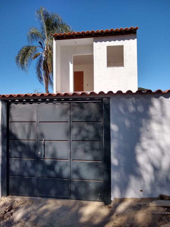 Casa à venda com 2 quartos, 100m² - Foto 1