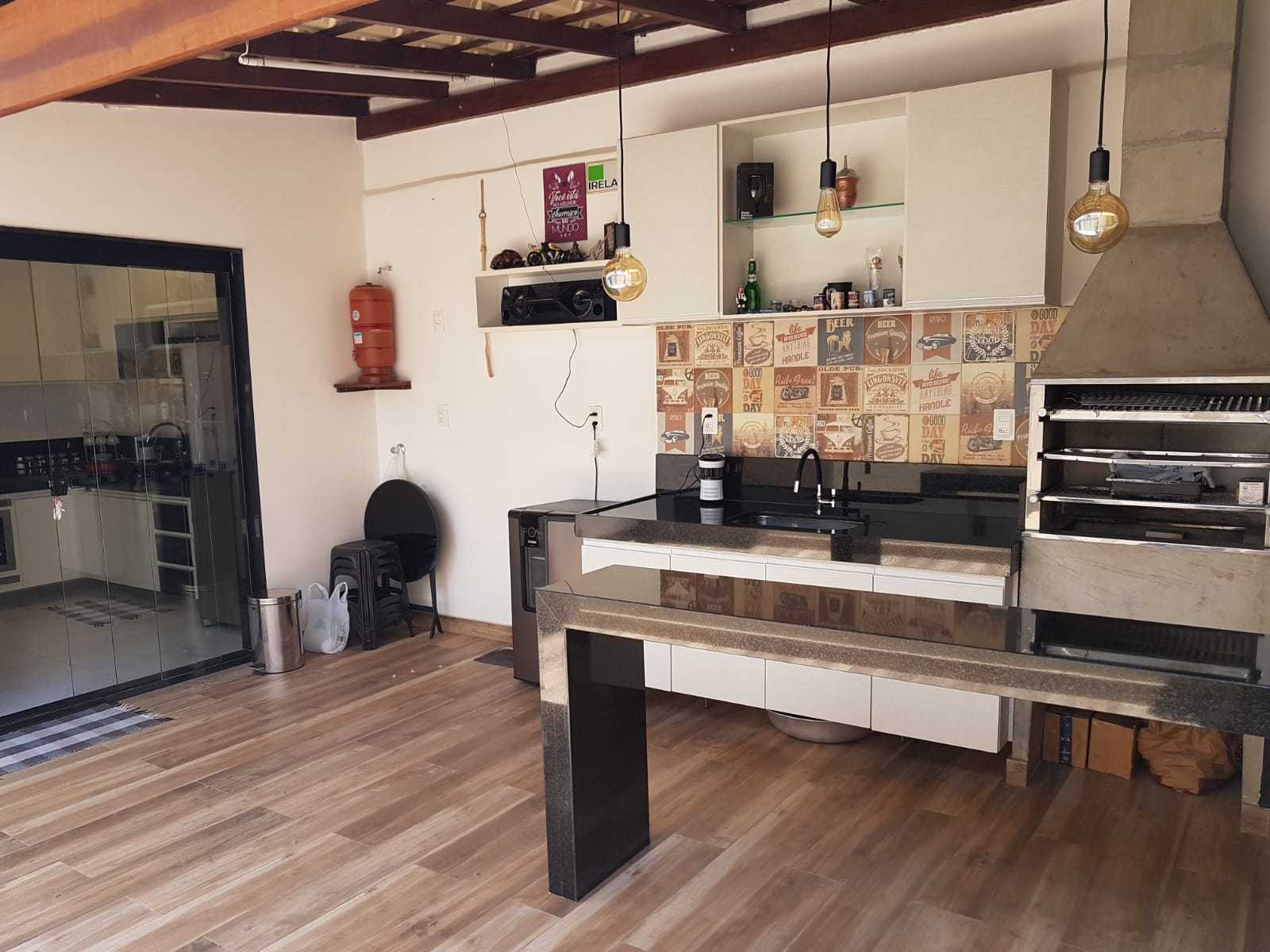 Casa à venda com 3 quartos, 130m² - Foto 1