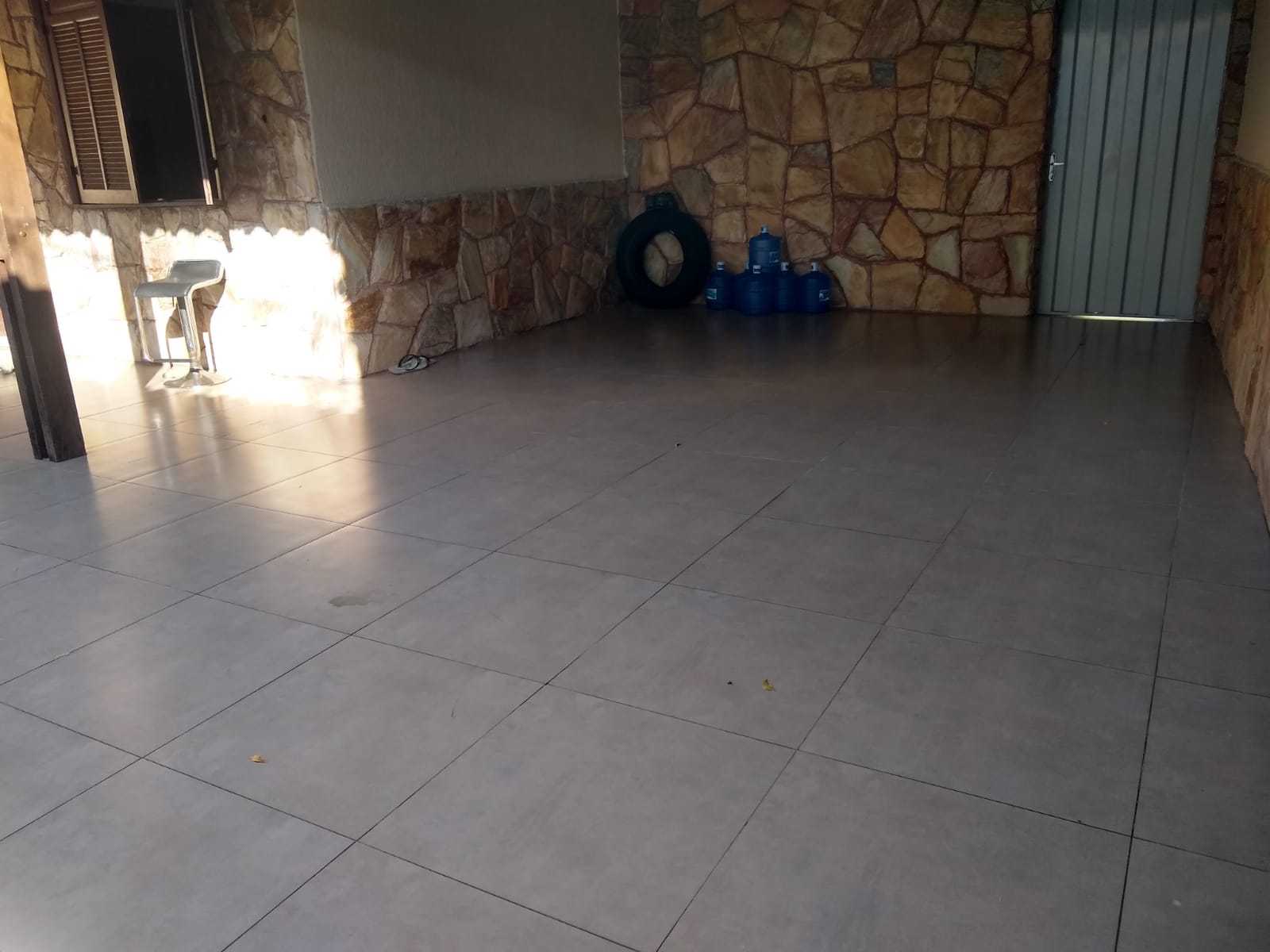 Casa à venda com 3 quartos, 300m² - Foto 2