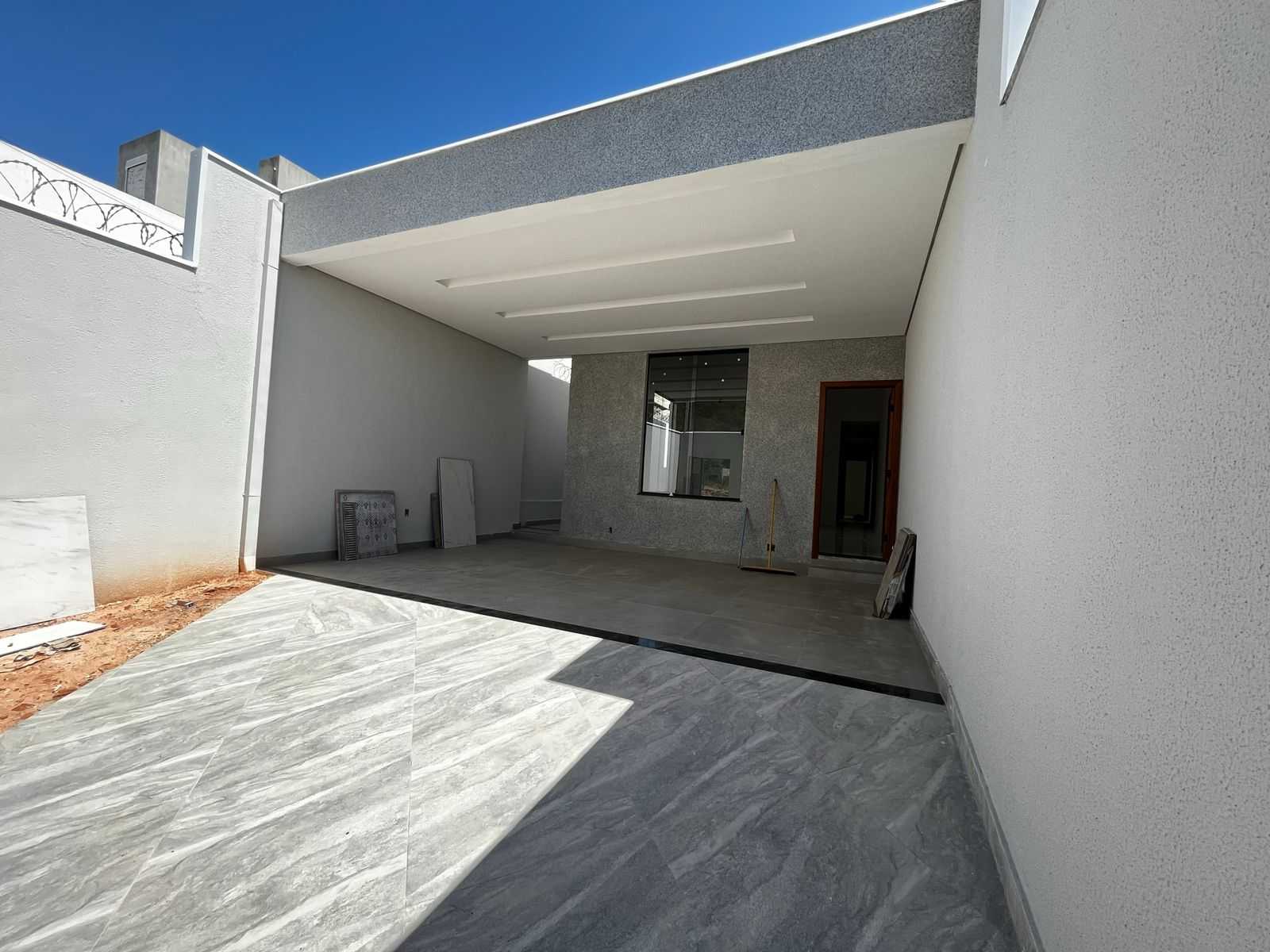 Casa à venda com 3 quartos, 107m² - Foto 1