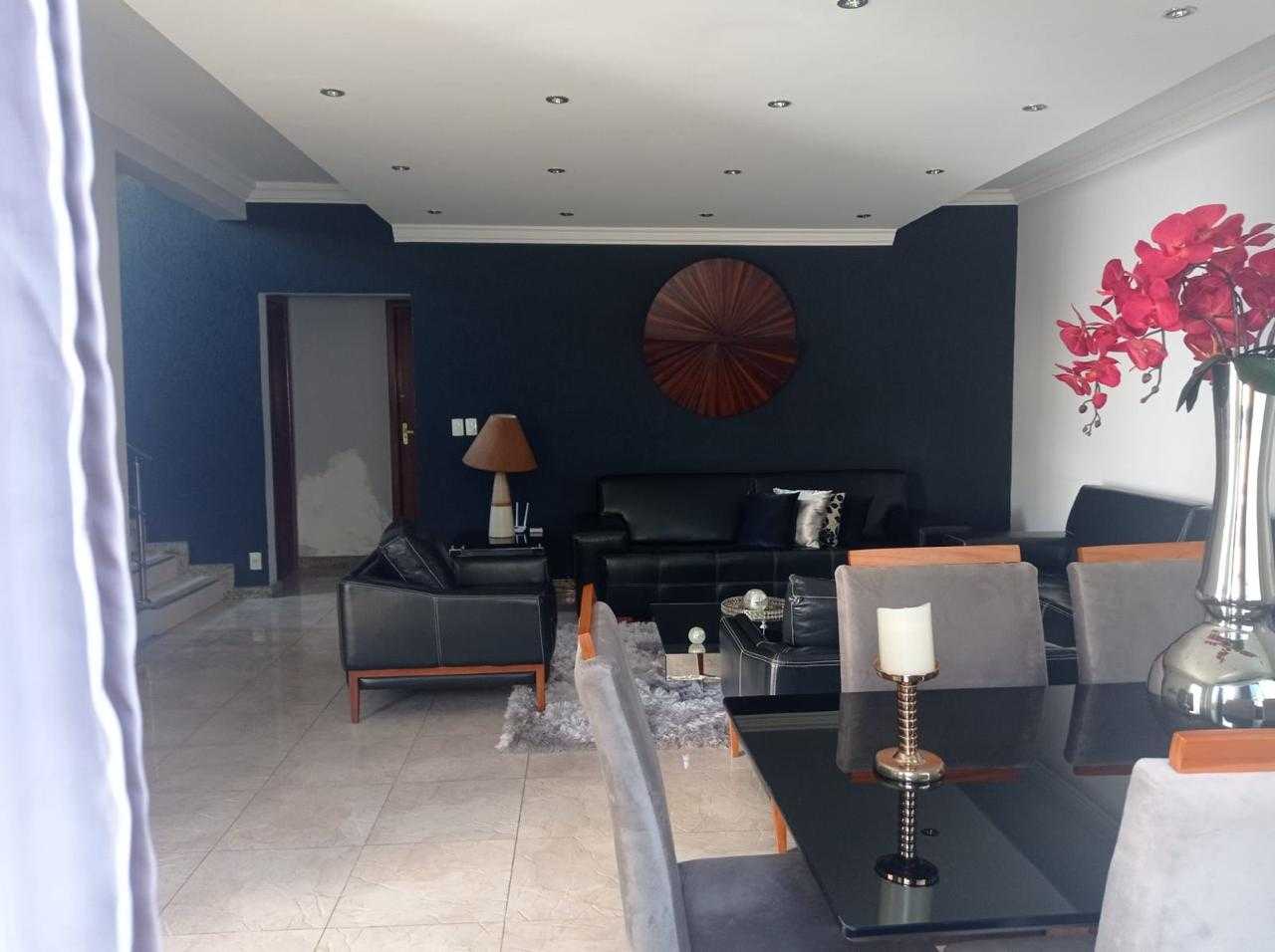 Casa à venda com 4 quartos, 300m² - Foto 1