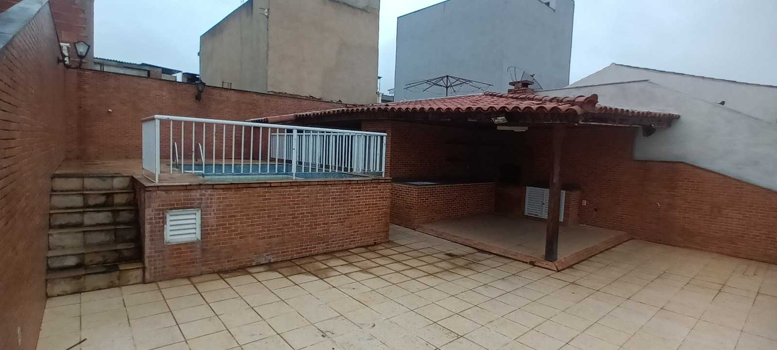 Casa de Condomínio para alugar com 4 quartos, 200m² - Foto 2