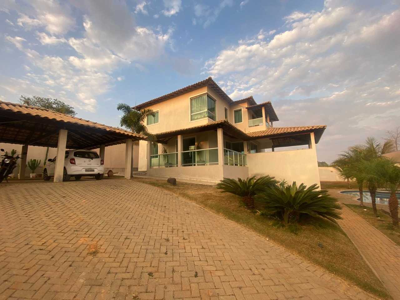 Casa à venda com 4 quartos, 300m² - Foto 1