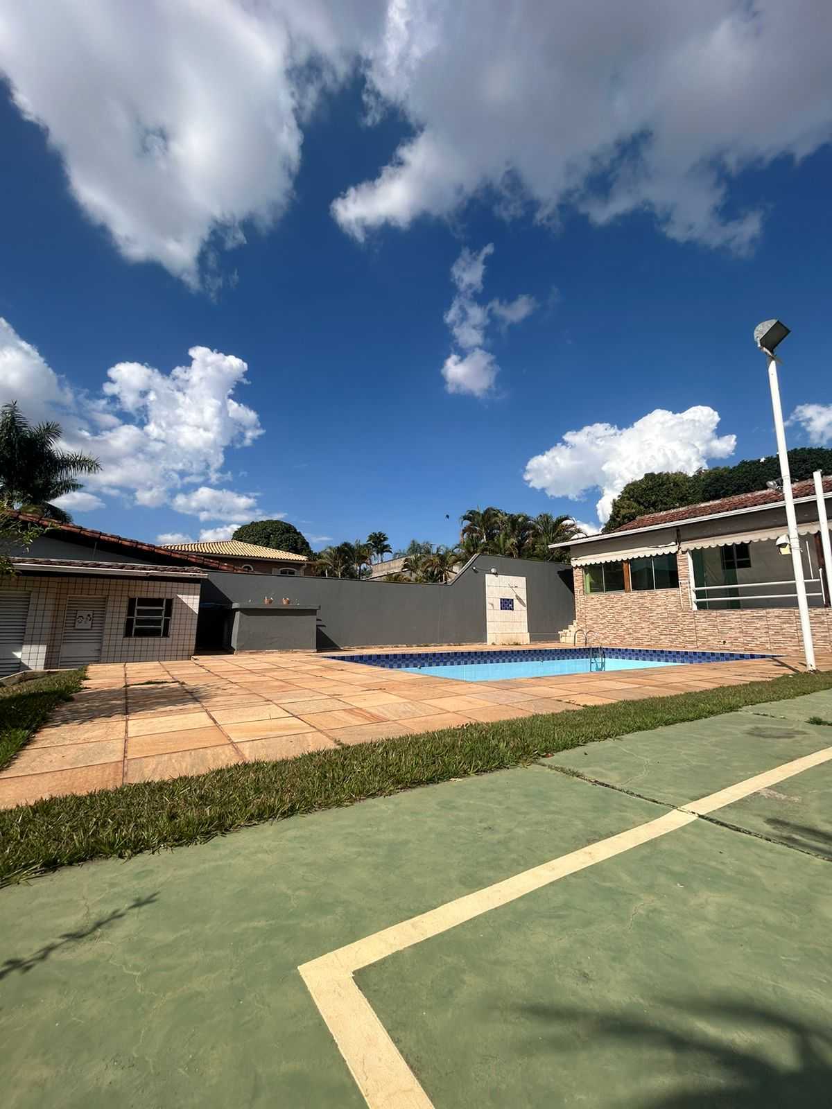 Casa à venda com 3 quartos, 189m² - Foto 1