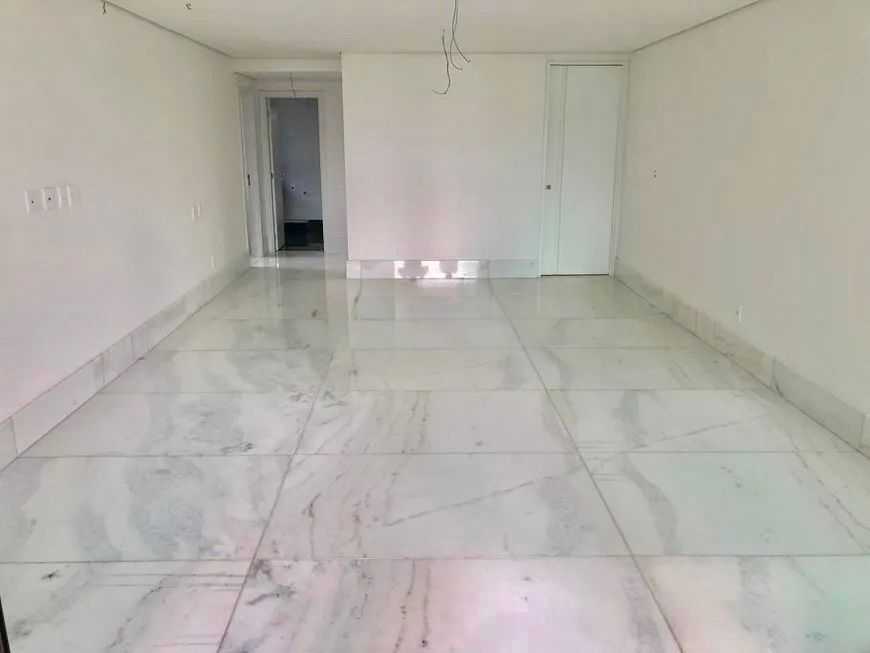 Apartamento à venda com 4 quartos, 187m² - Foto 2