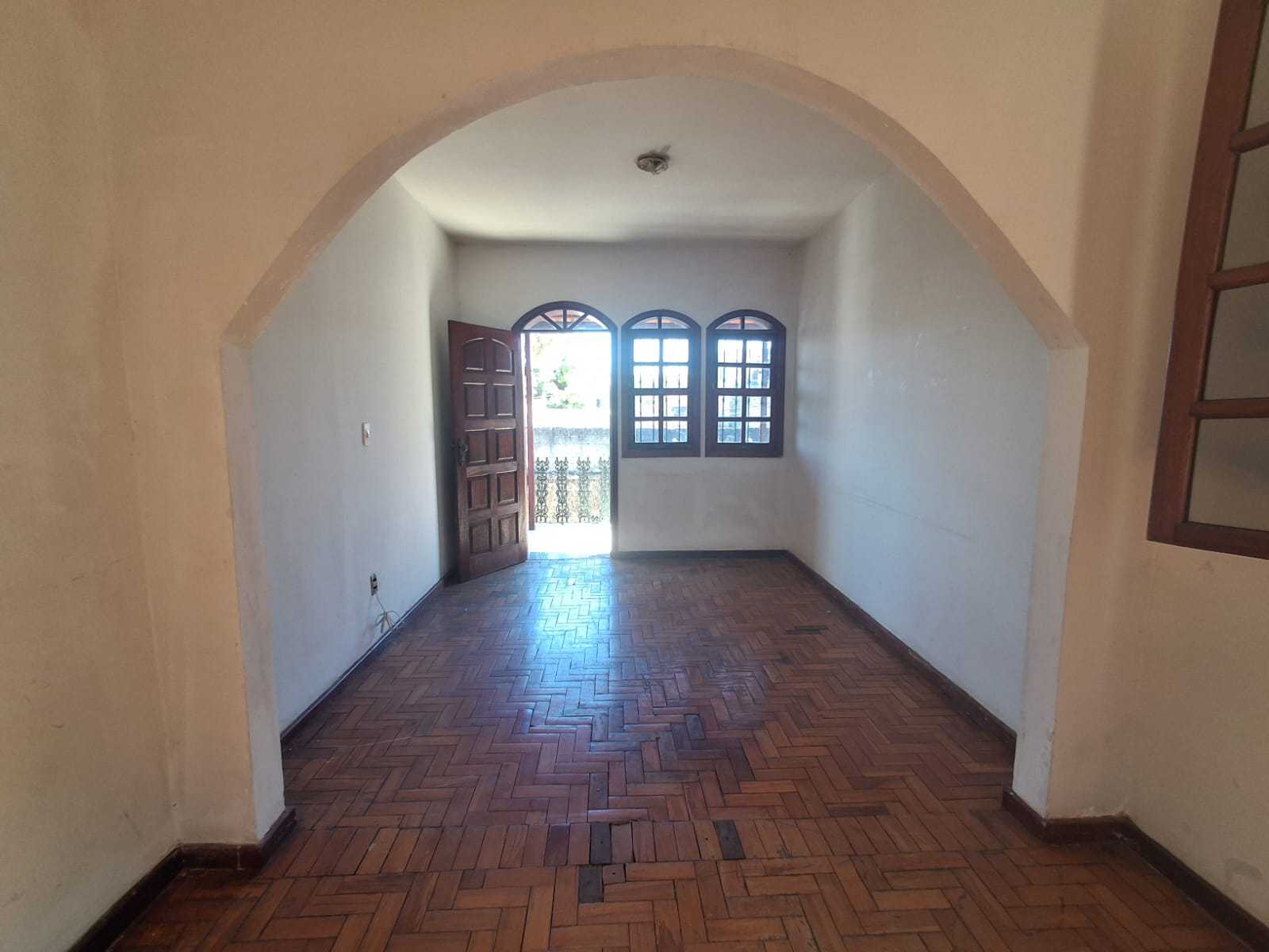 Casa à venda com 3 quartos, 100m² - Foto 1