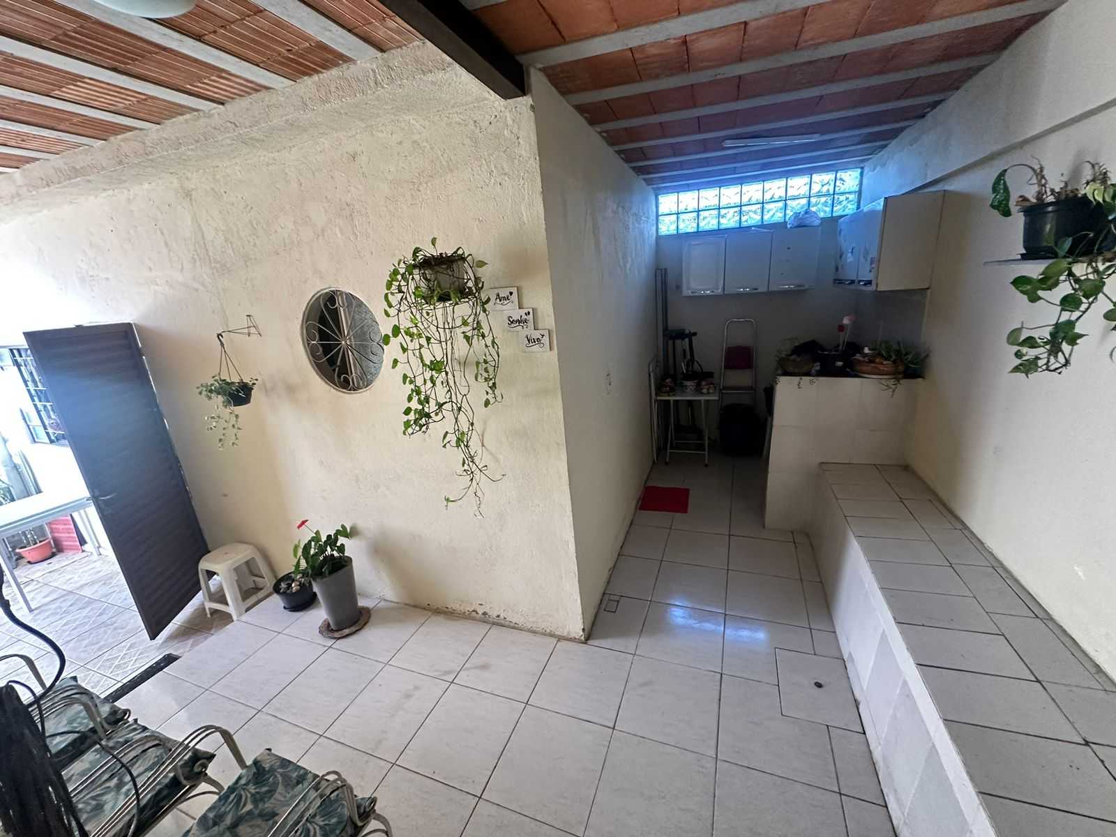 Casa à venda com 3 quartos, 220m² - Foto 2