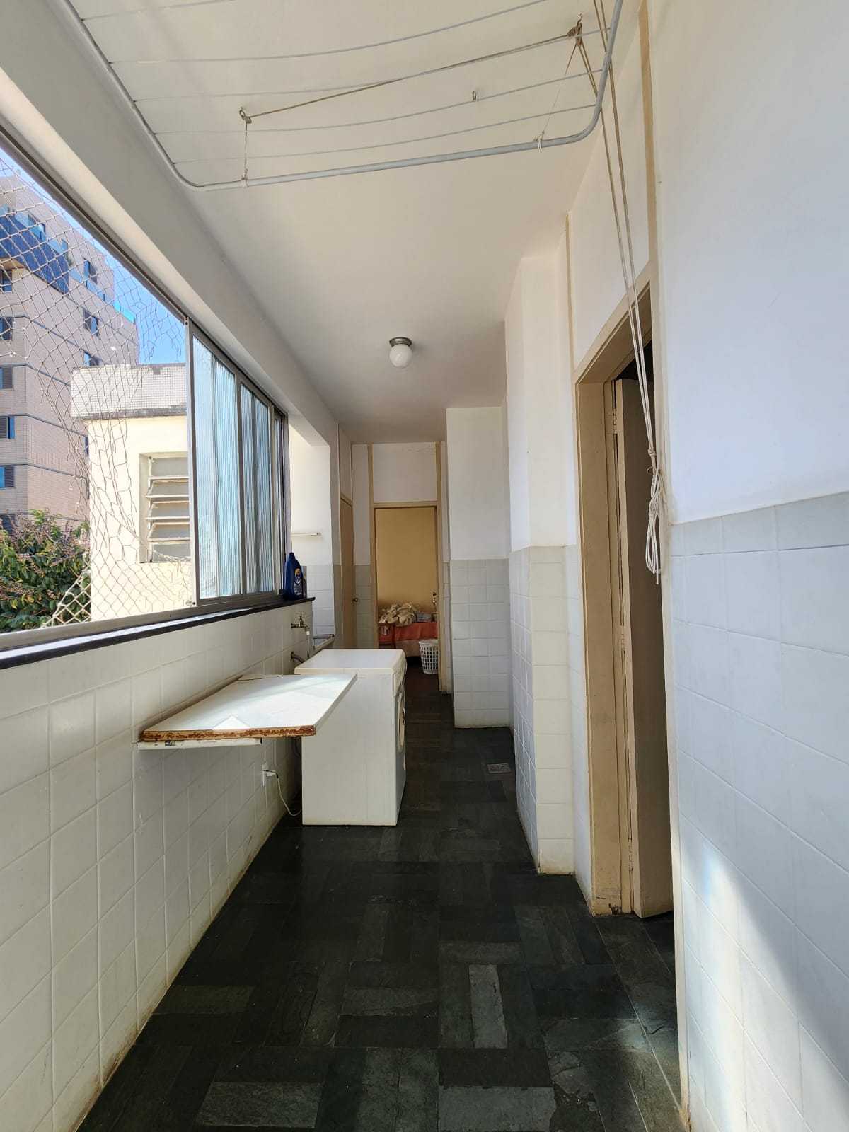 Apartamento para alugar com 3 quartos, 140m² - Foto 13