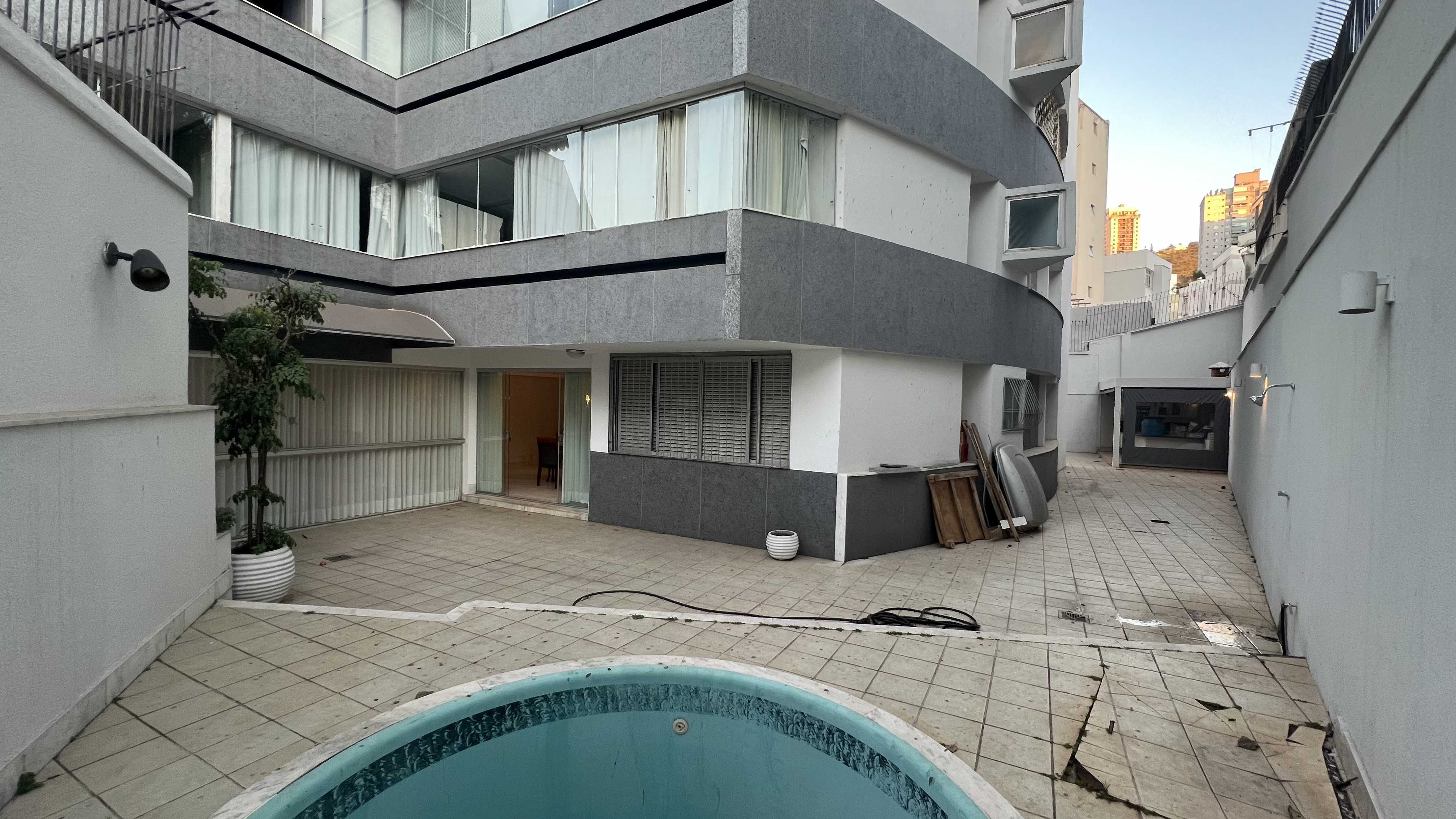 Apartamento à venda com 4 quartos, 350m² - Foto 1