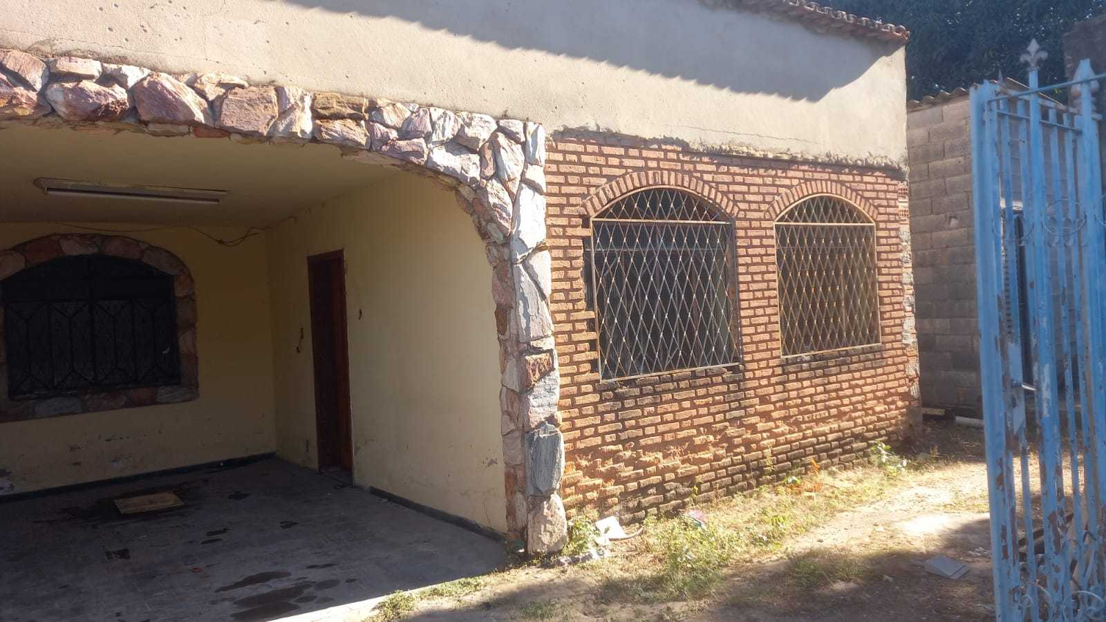 Casa à venda com 3 quartos, 191m² - Foto 1