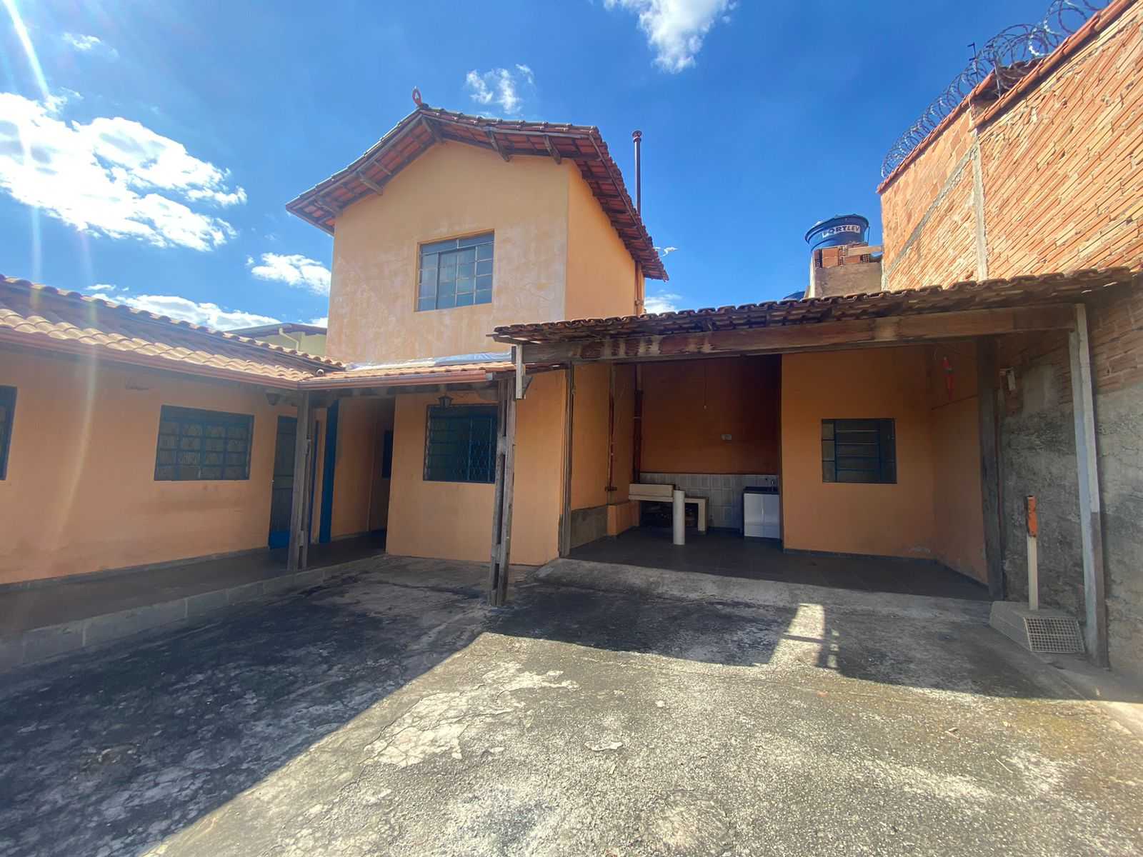 Casa à venda com 3 quartos, 180m² - Foto 1