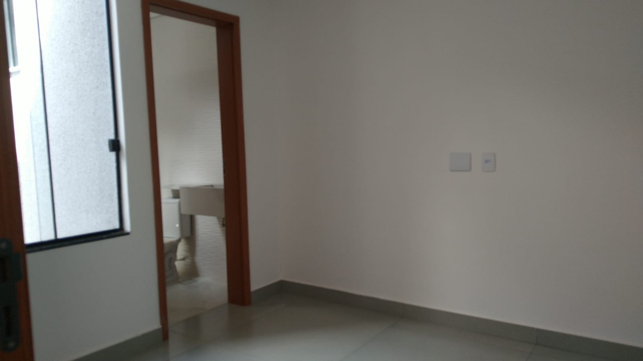 Casa à venda com 3 quartos, 90m² - Foto 2