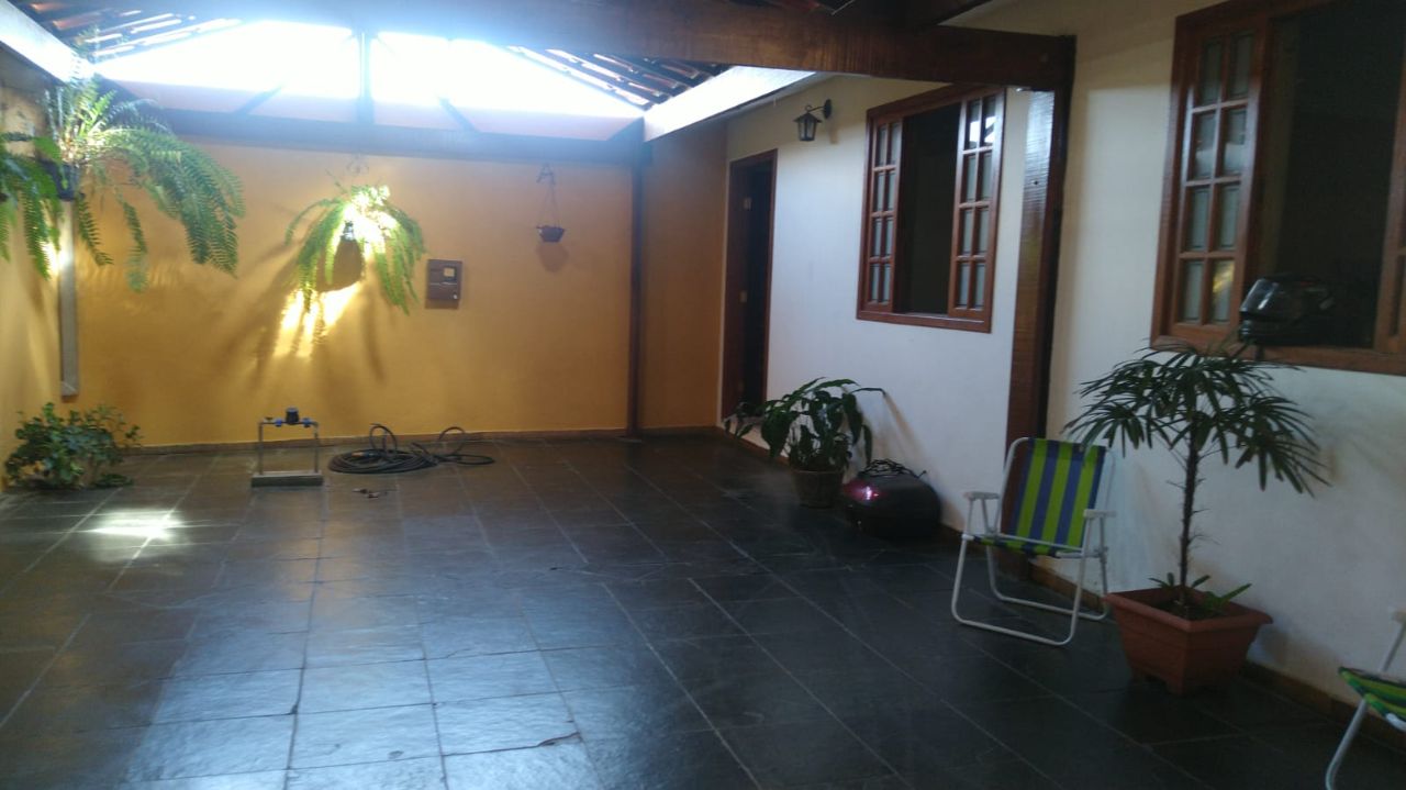 Casa à venda com 2 quartos, 200m² - Foto 1