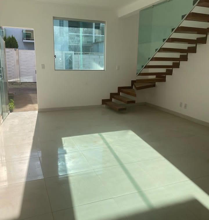 Casa à venda com 2 quartos, 69m² - Foto 2