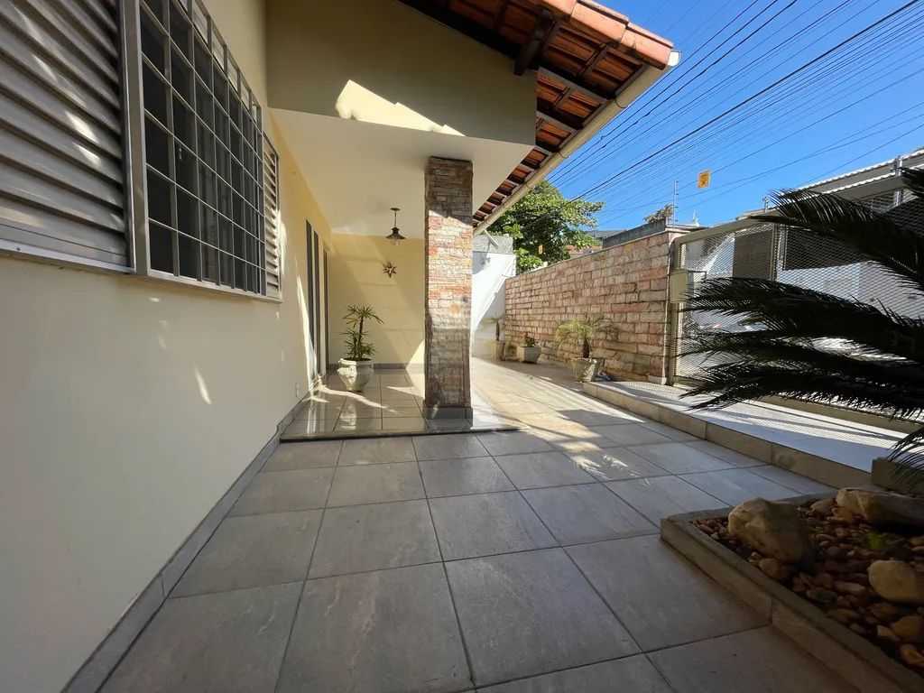 Casa à venda com 4 quartos, 240m² - Foto 5