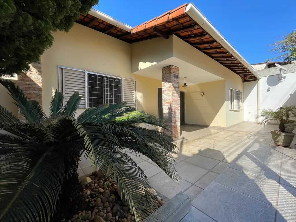 Casa à venda com 4 quartos, 240m² - Foto 1