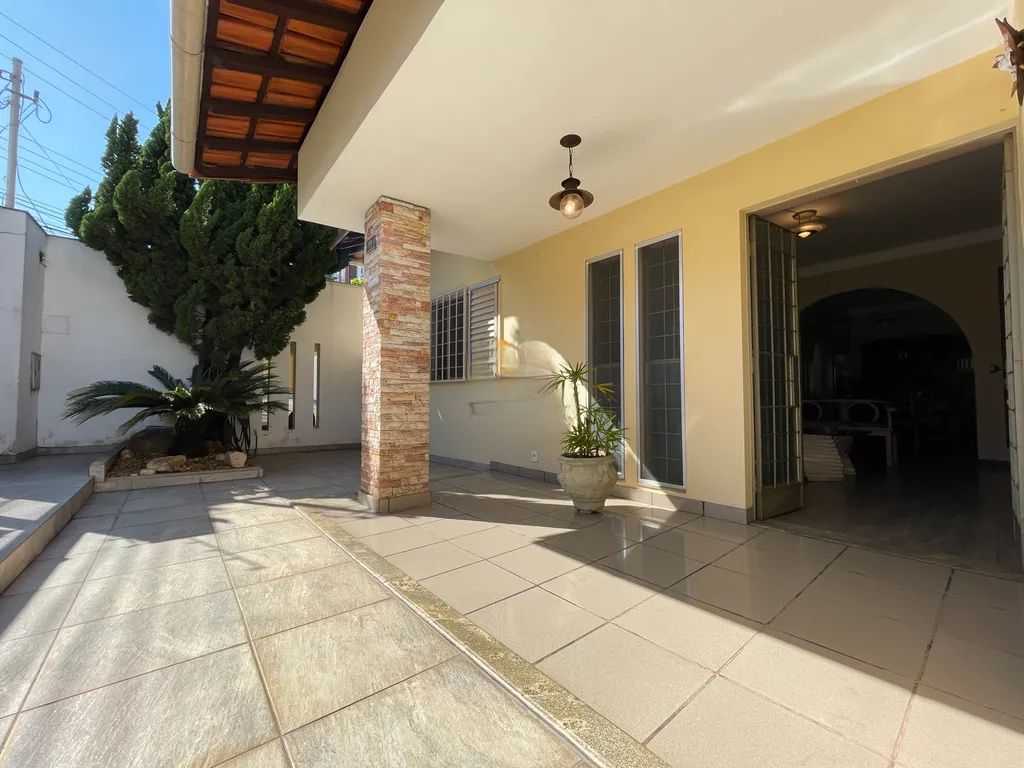 Casa à venda com 4 quartos, 240m² - Foto 4