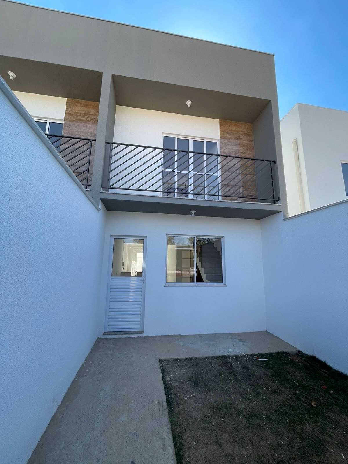 Casa à venda com 2 quartos, 60m² - Foto 2