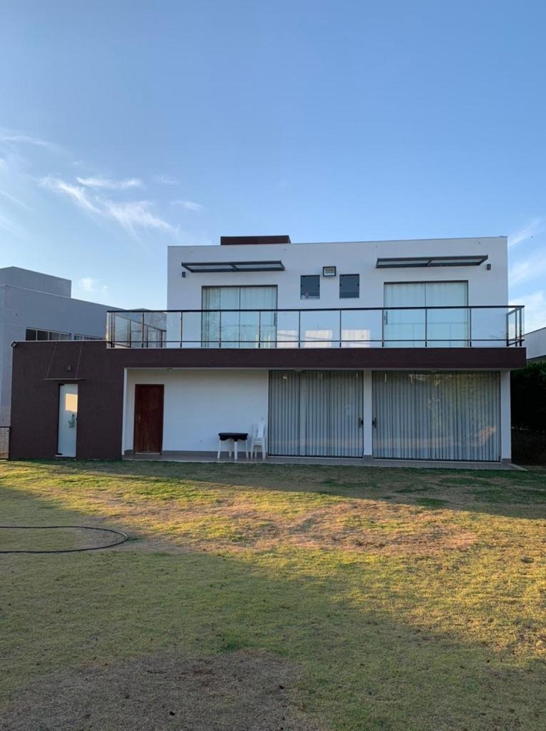 Casa de Condomínio à venda com 3 quartos, 240m² - Foto 2