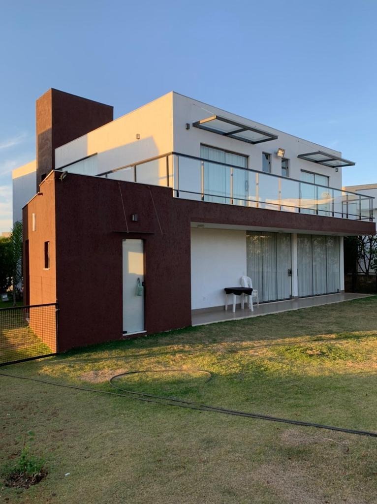 Casa de Condomínio à venda com 3 quartos, 240m² - Foto 1