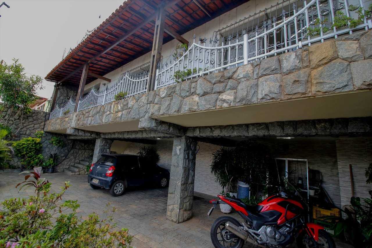 Casa à venda com 5 quartos, 250m² - Foto 1