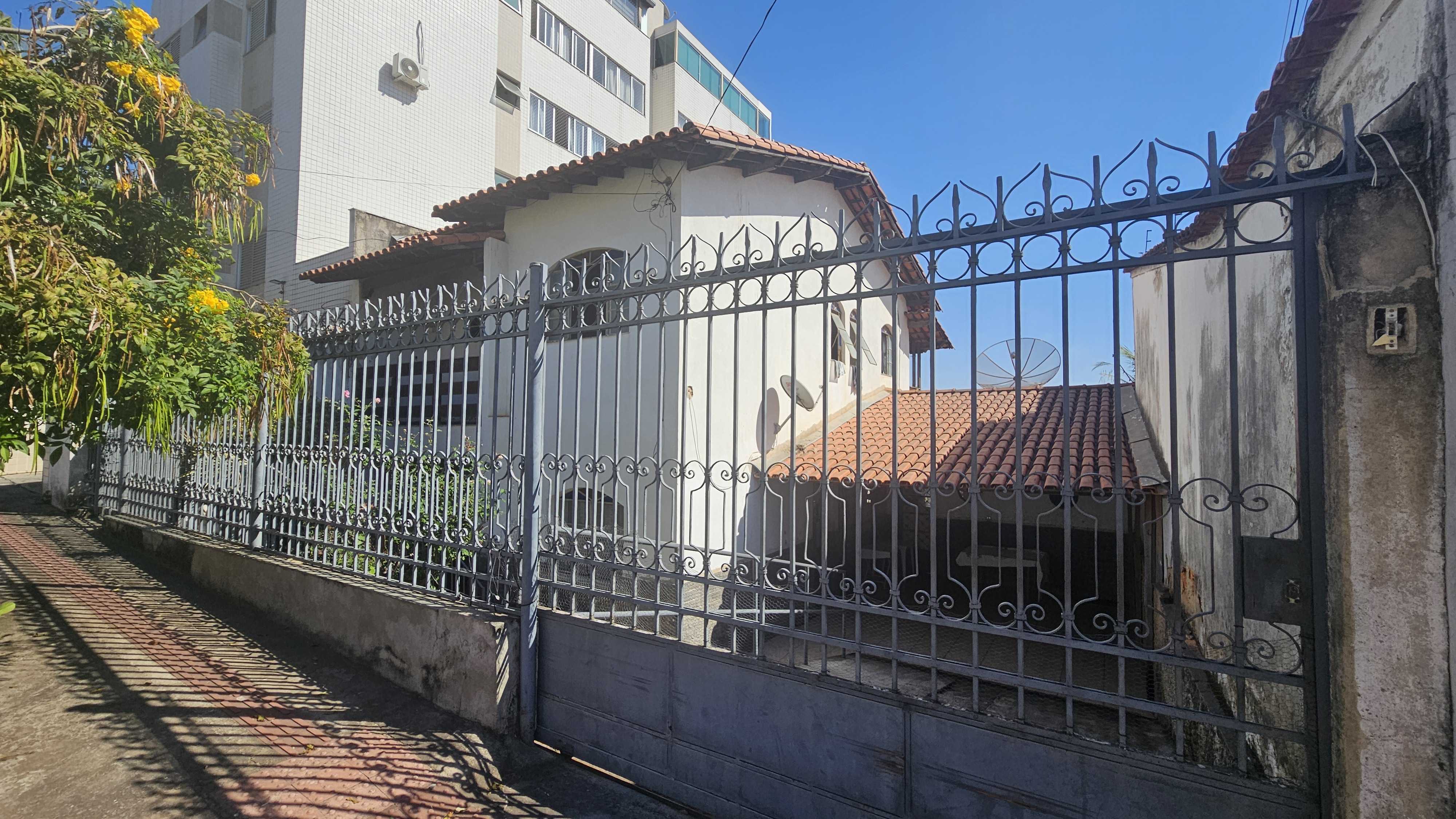 Casa à venda com 4 quartos, 262m² - Foto 2