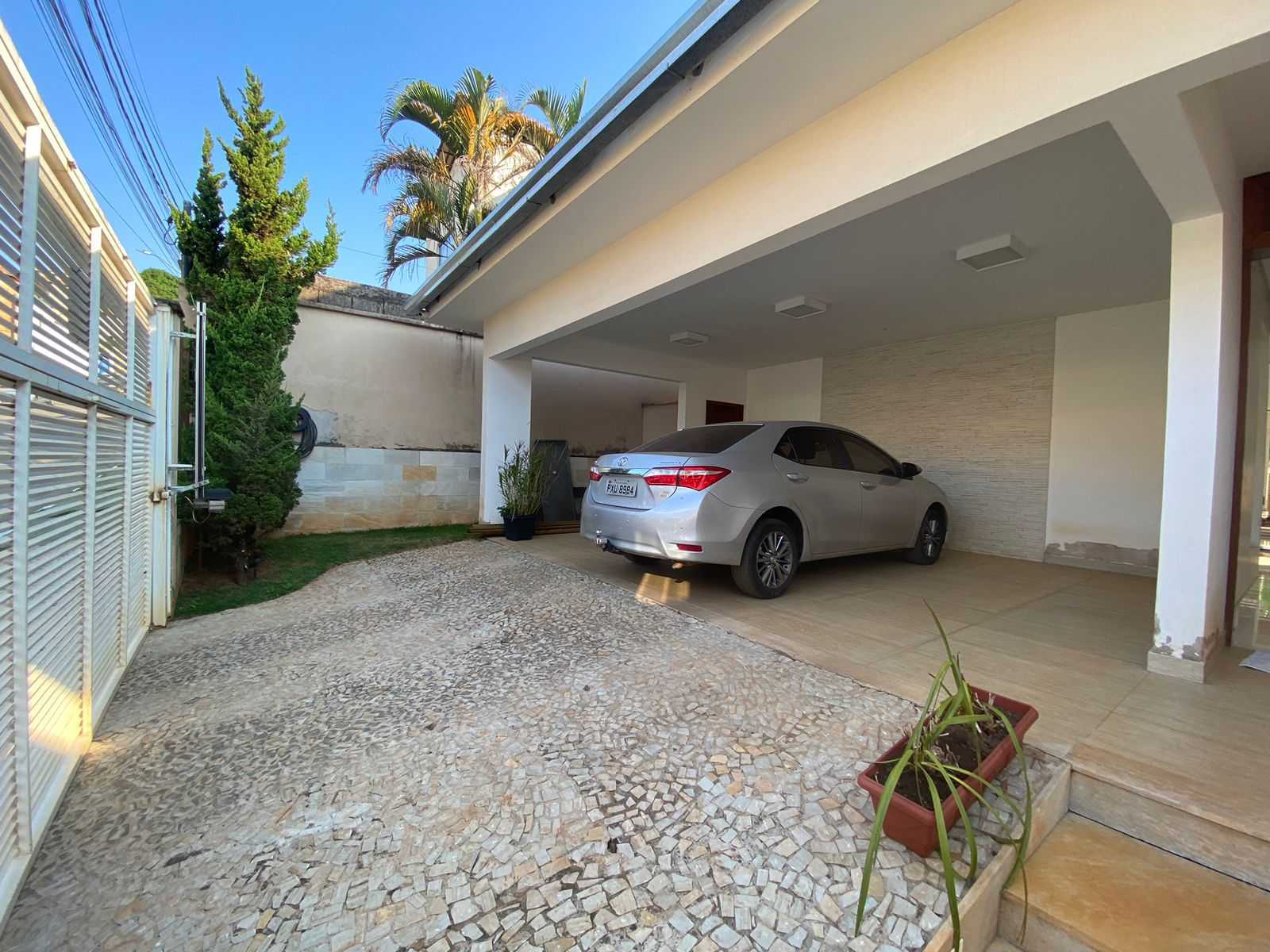 Casa à venda com 3 quartos, 254m² - Foto 1