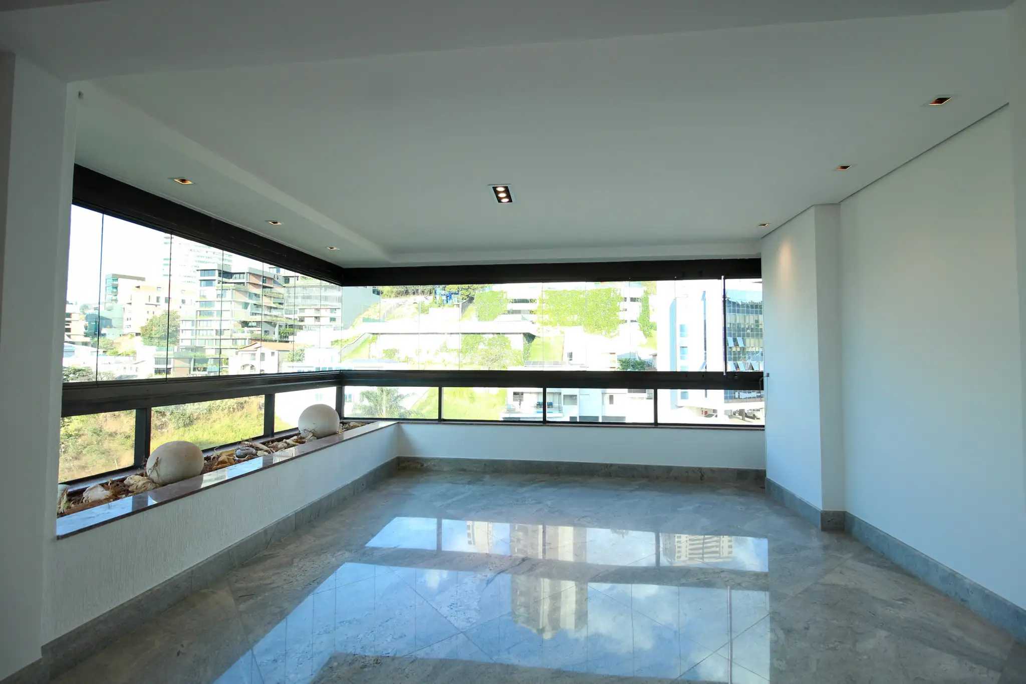 Apartamento à venda com 4 quartos, 216m² - Foto 2