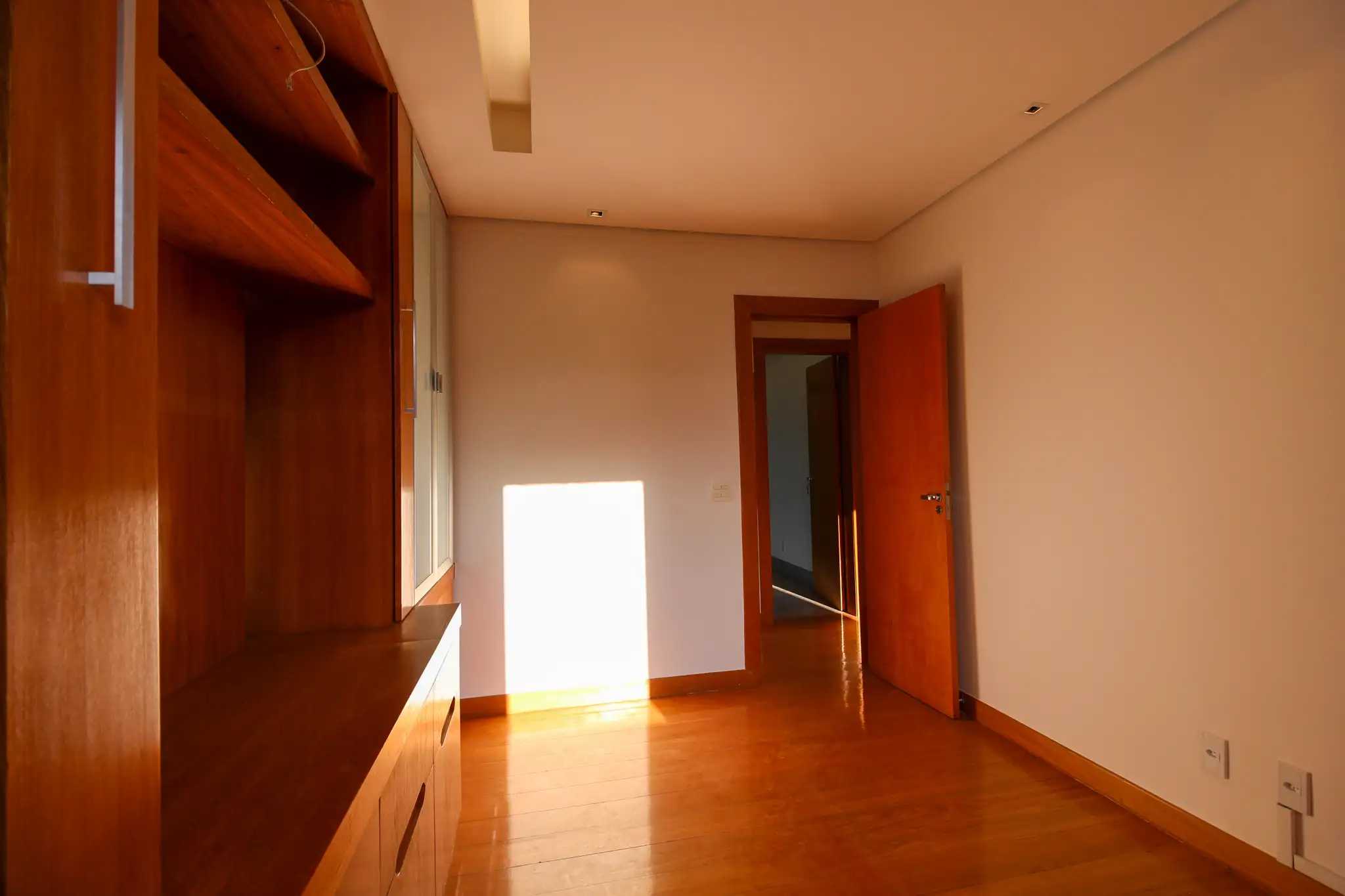 Apartamento à venda com 4 quartos, 216m² - Foto 6