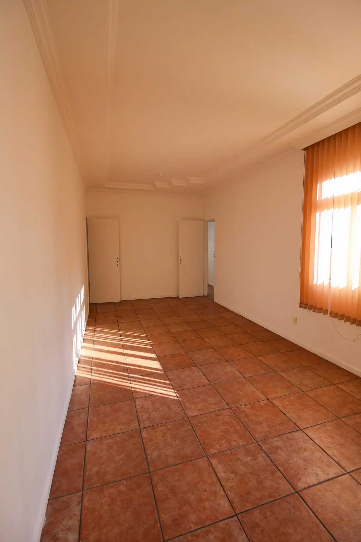 Apartamento à venda com 3 quartos, 95m² - Foto 2