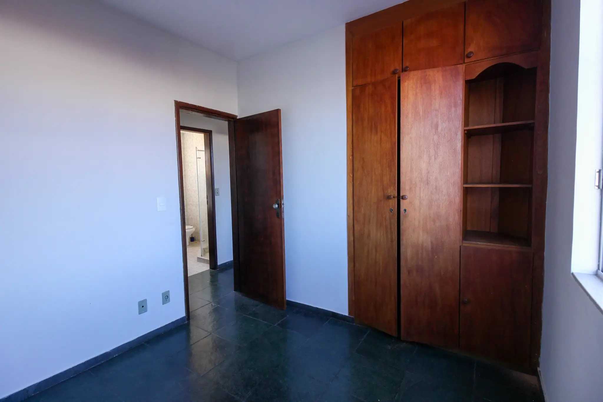 Apartamento à venda com 3 quartos, 96m² - Foto 2