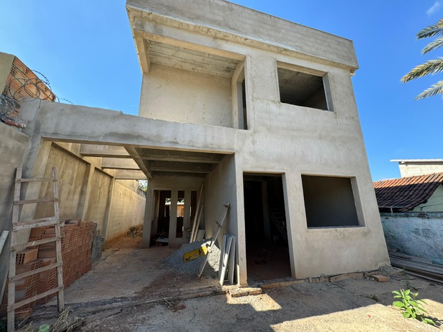 Casa à venda com 3 quartos, 220m² - Foto 1