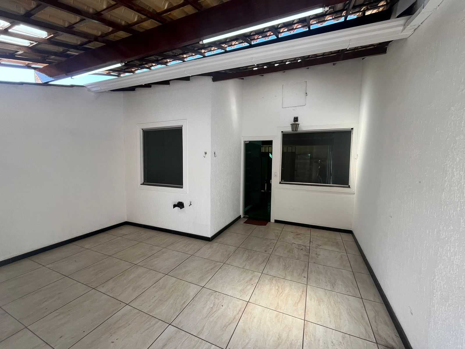 Casa à venda com 2 quartos, 90m² - Foto 1