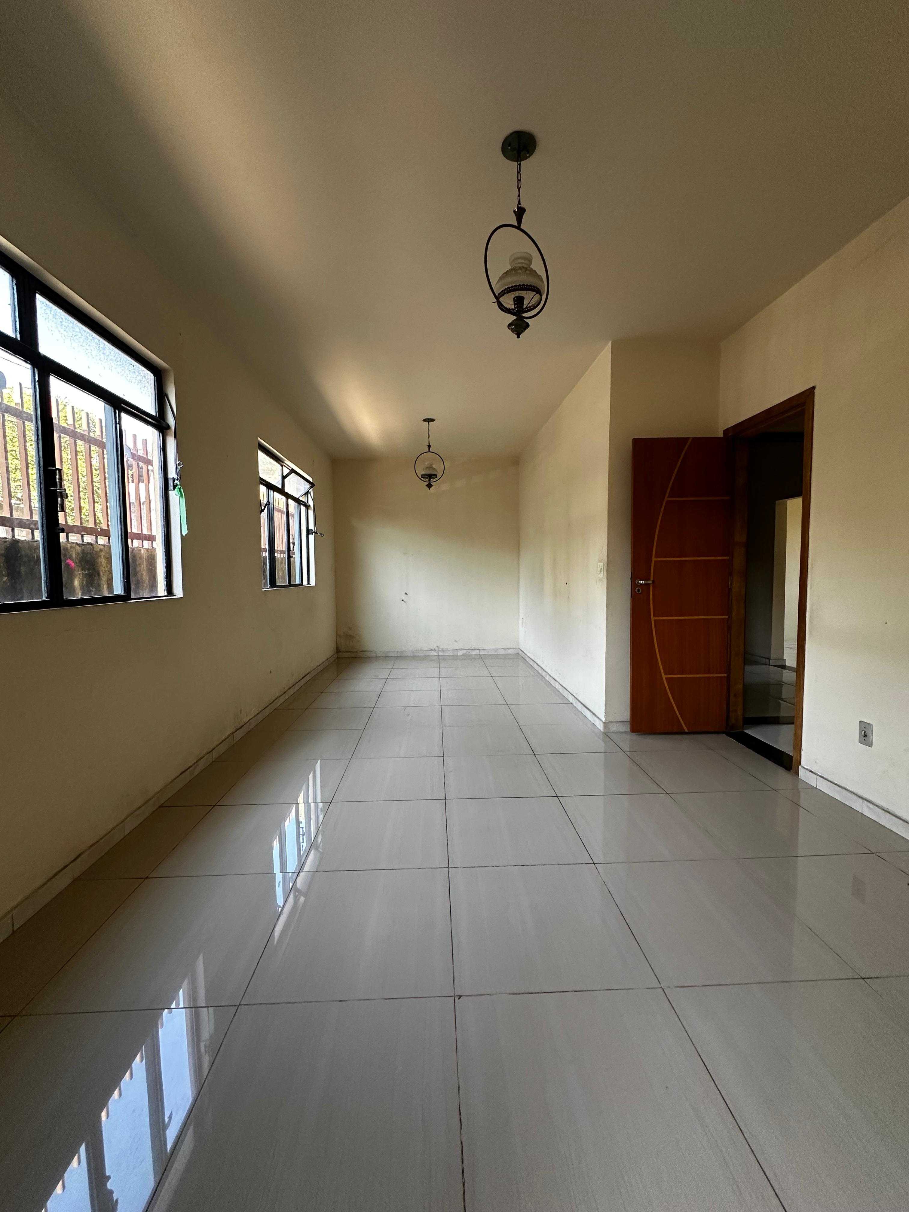 Casa à venda com 3 quartos, 249m² - Foto 1