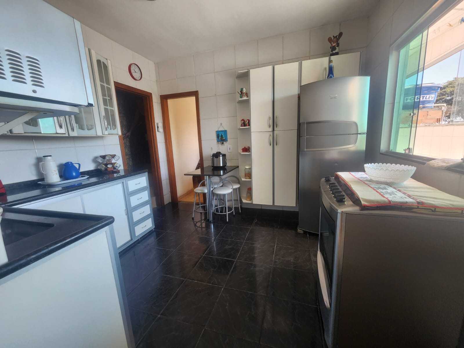 Casa à venda com 8 quartos, 180m² - Foto 7