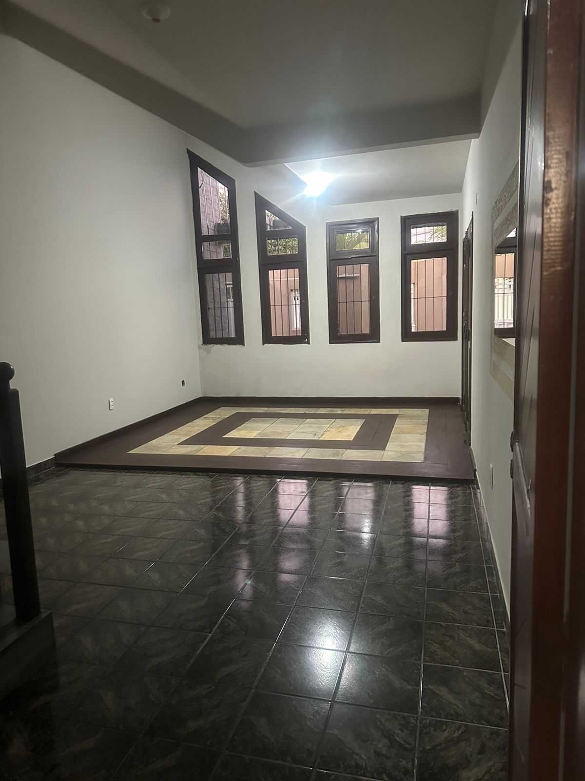 Casa à venda com 4 quartos, 300m² - Foto 1