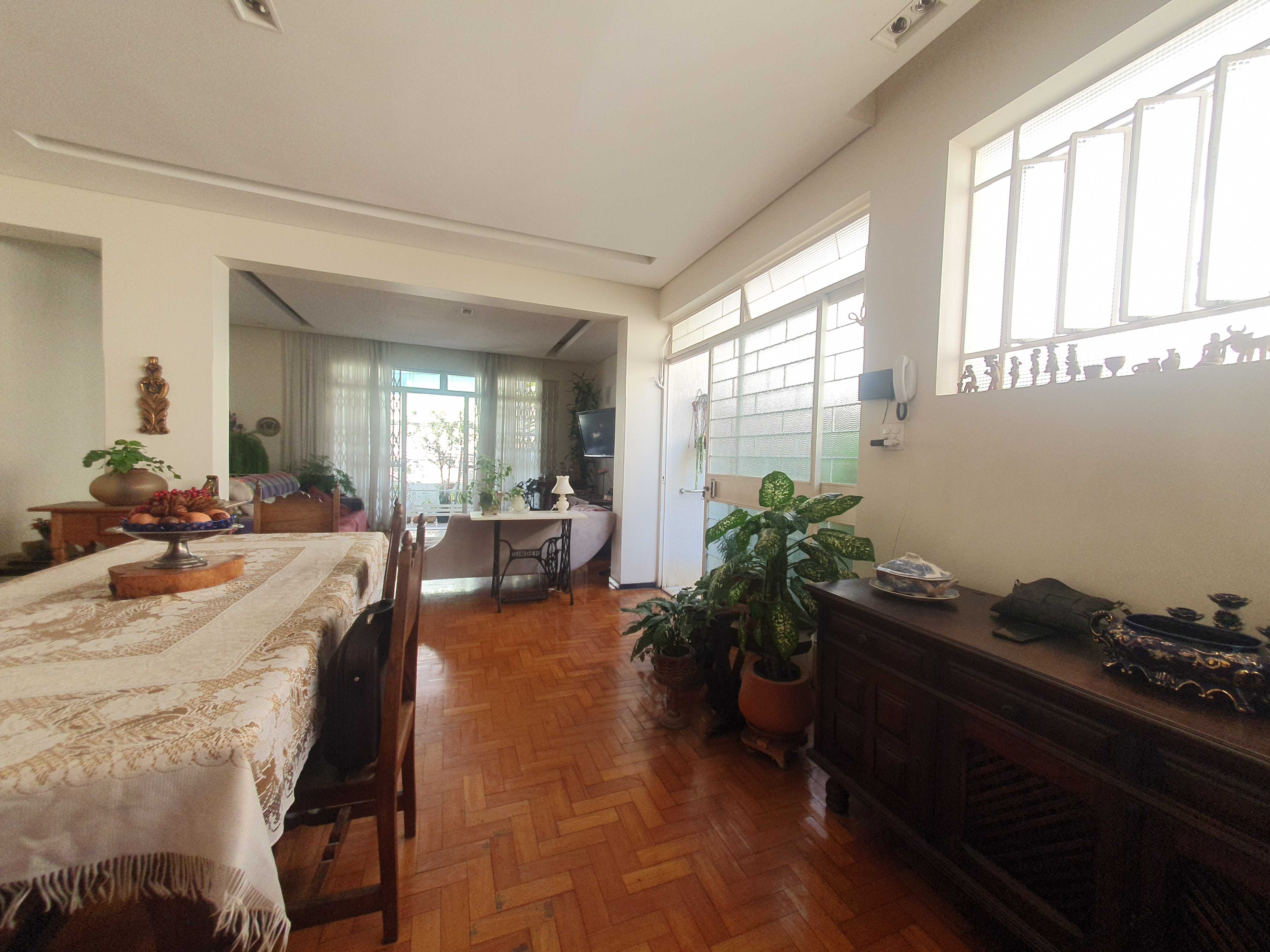 Casa à venda com 6 quartos, 320m² - Foto 4