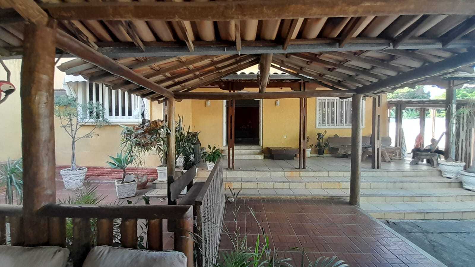 Casa à venda com 3 quartos, 1550m² - Foto 1