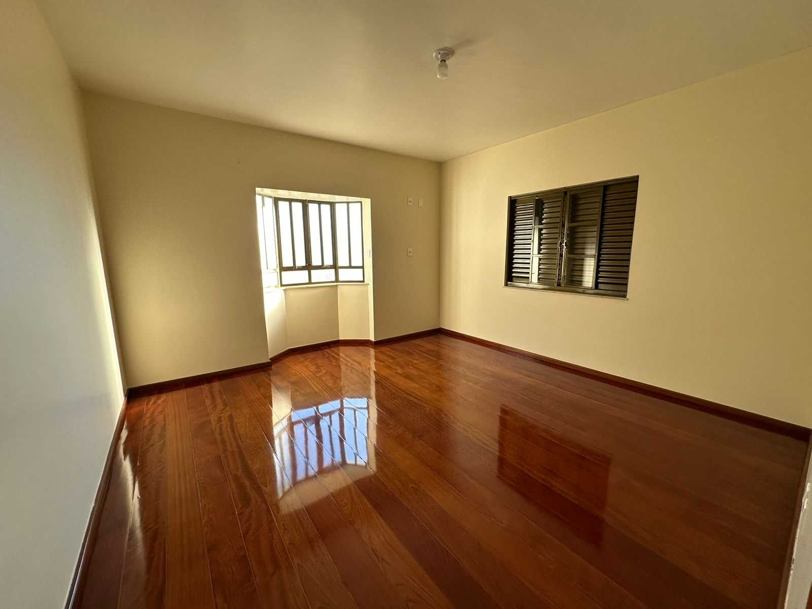 Casa à venda com 4 quartos, 240m² - Foto 4