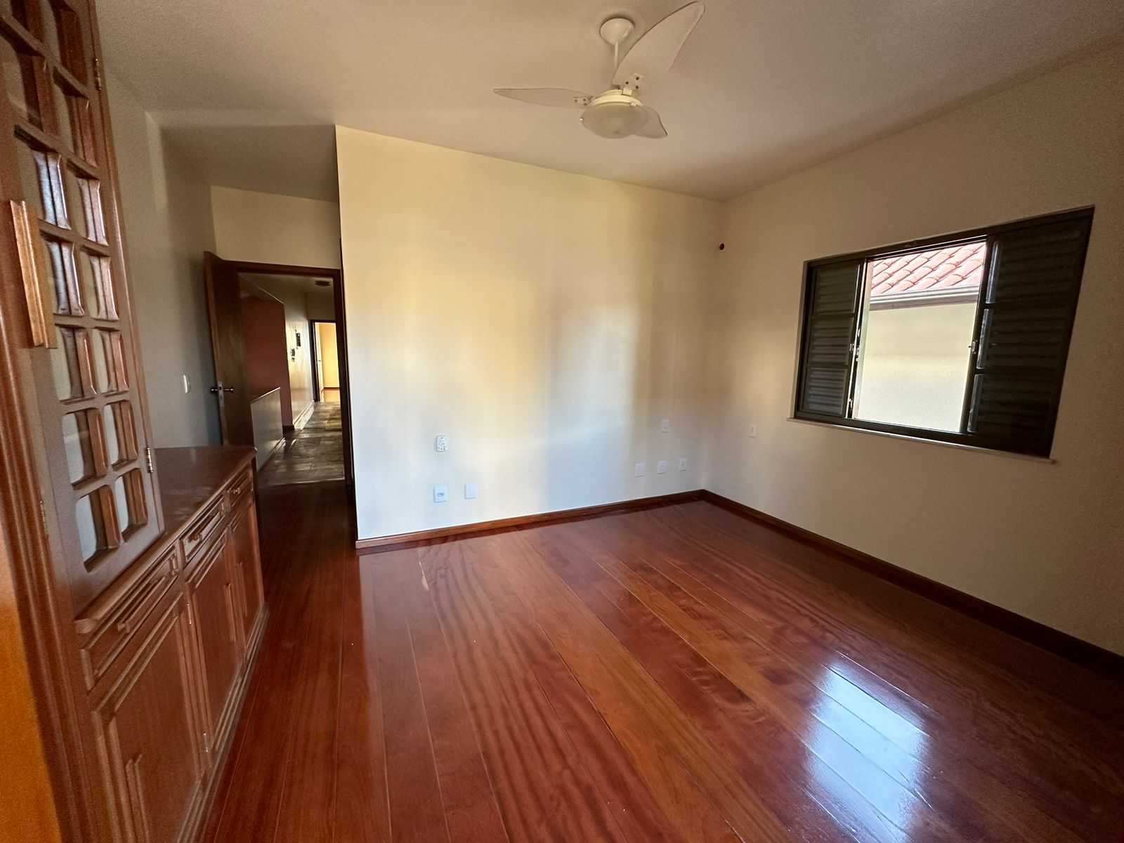 Casa à venda com 4 quartos, 240m² - Foto 7