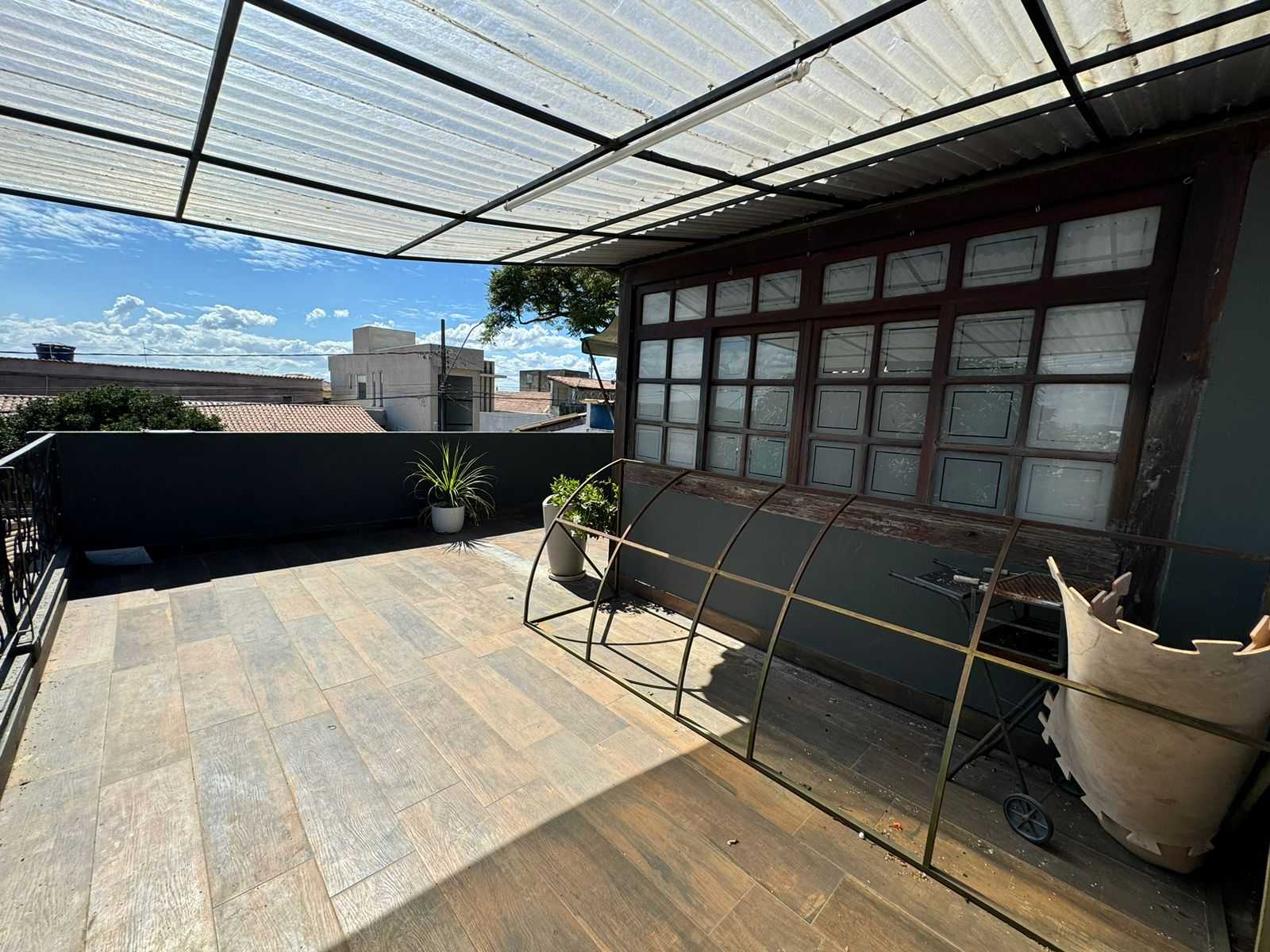 Casa à venda com 4 quartos, 300m² - Foto 4