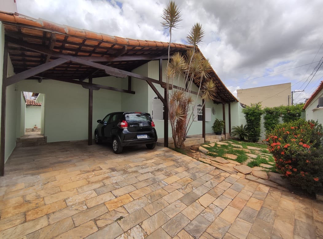 Casa para alugar com 5 quartos, 360m² - Foto 1