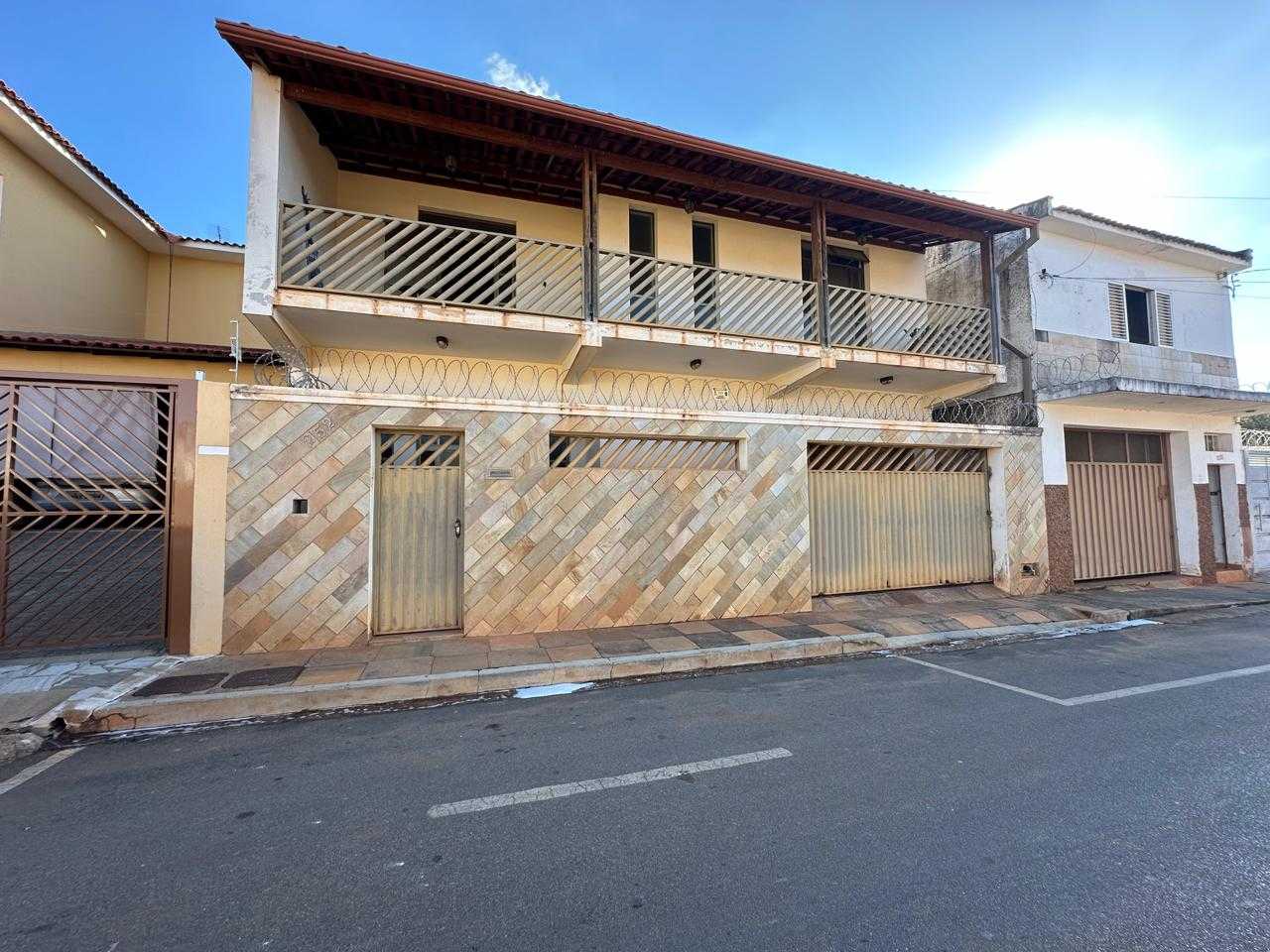 Casa à venda com 4 quartos, 230m² - Foto 1