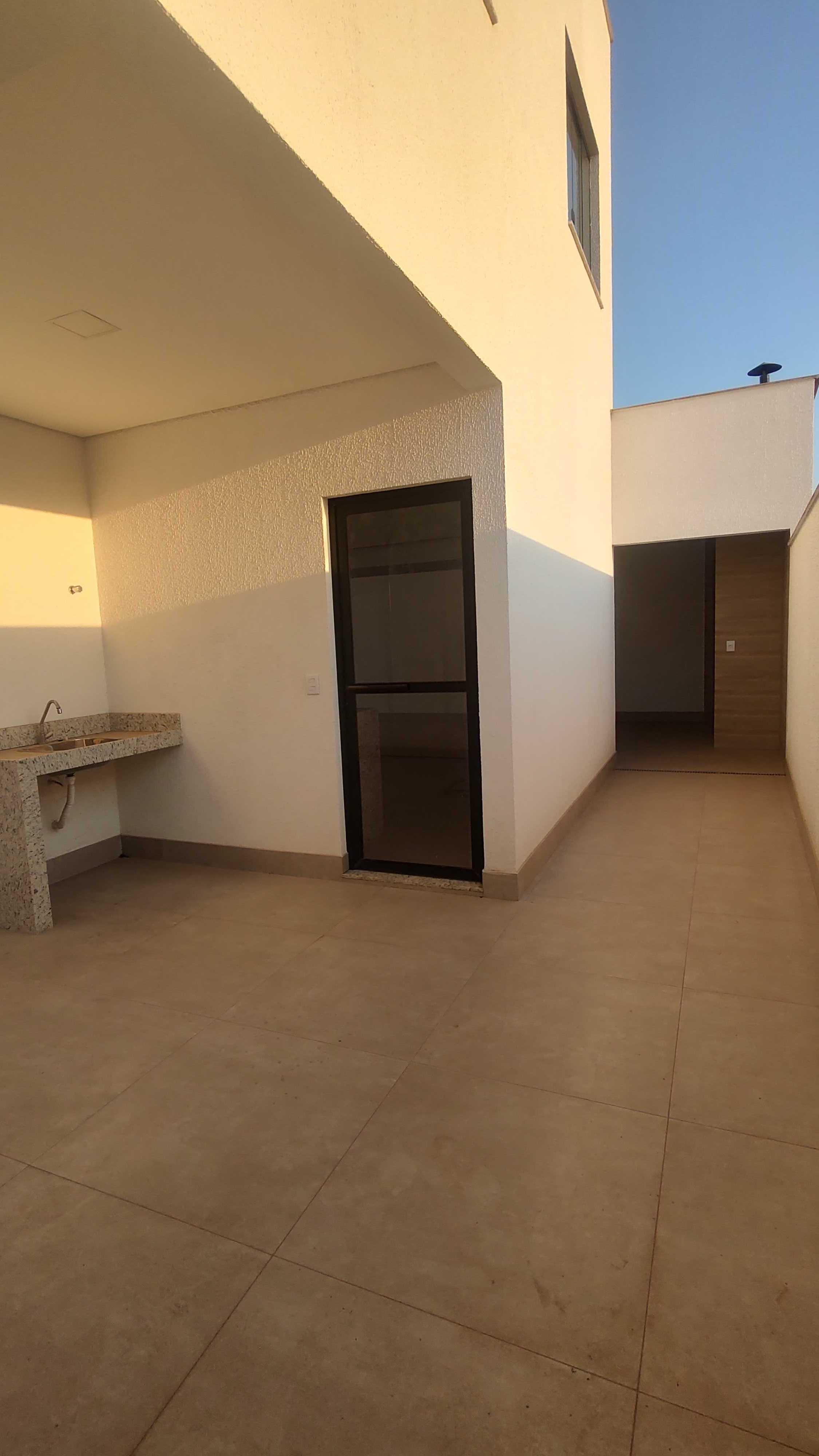 Casa à venda com 3 quartos, 100m² - Foto 2