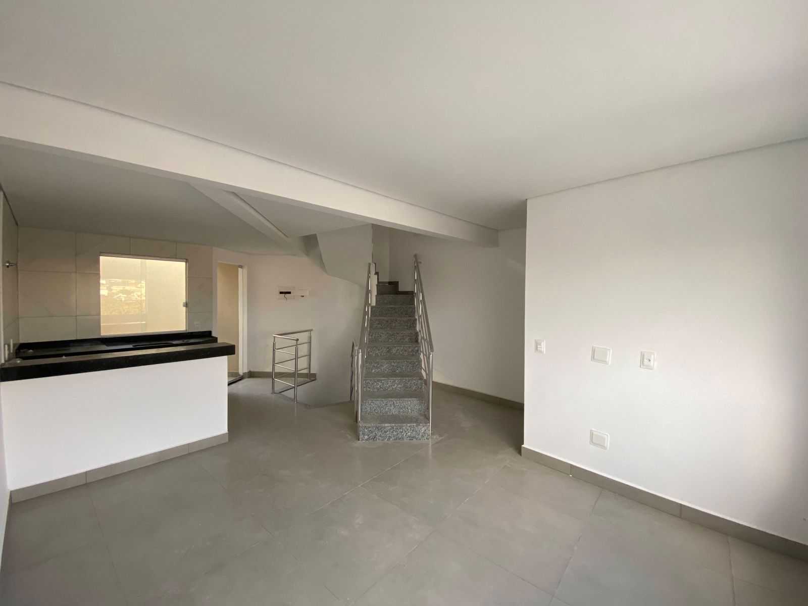 Casa à venda com 2 quartos, 105m² - Foto 1