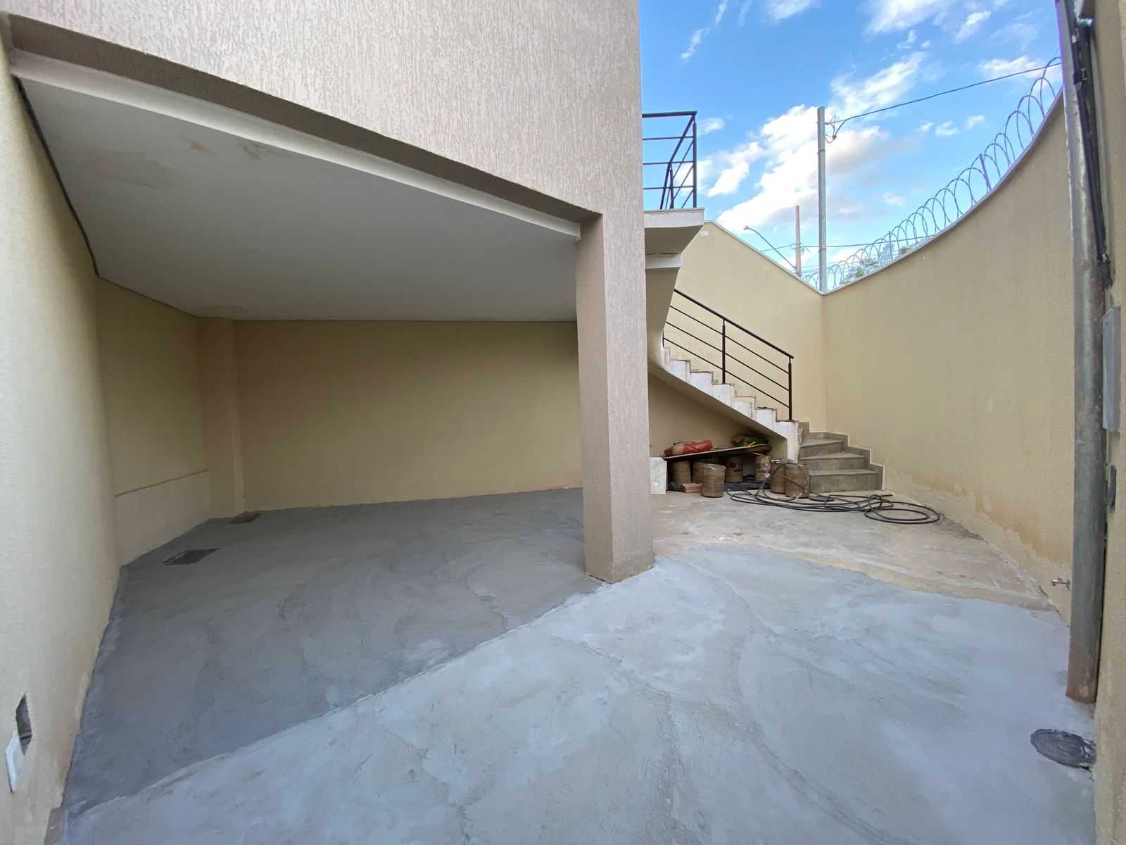 Casa à venda com 3 quartos, 100m² - Foto 1