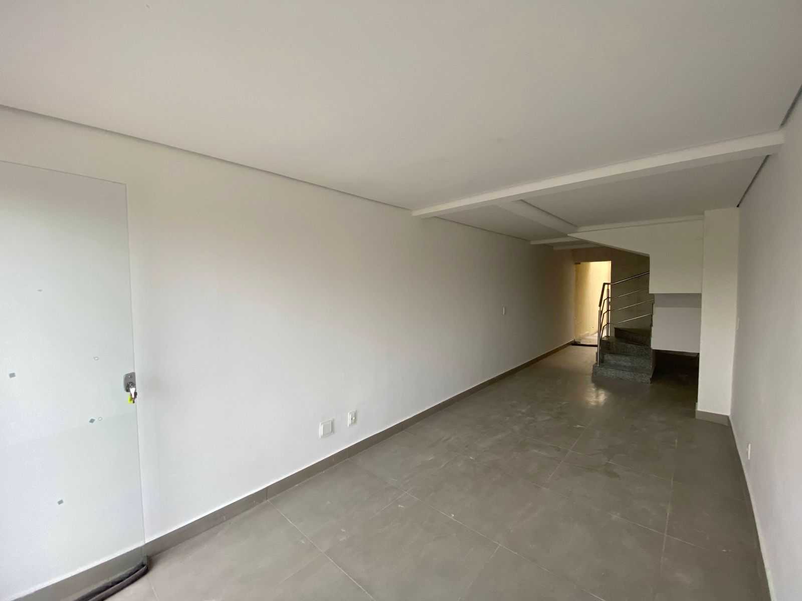 Casa à venda com 2 quartos, 100m² - Foto 1